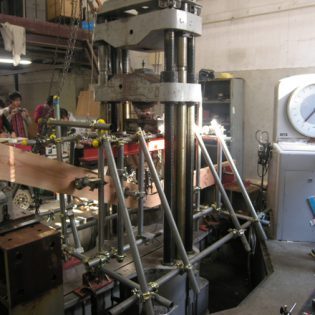 実験用試験体の加力実験（明治大学生田校舎材料実験室にて）